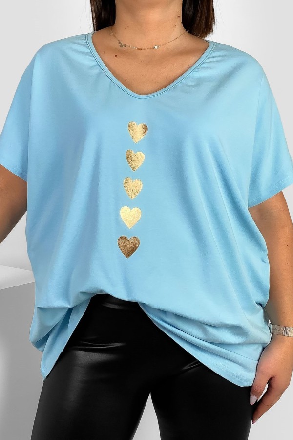 Bluzka damska T-shirt plus size w kolorze błękitnym złoty nadruk serduszka