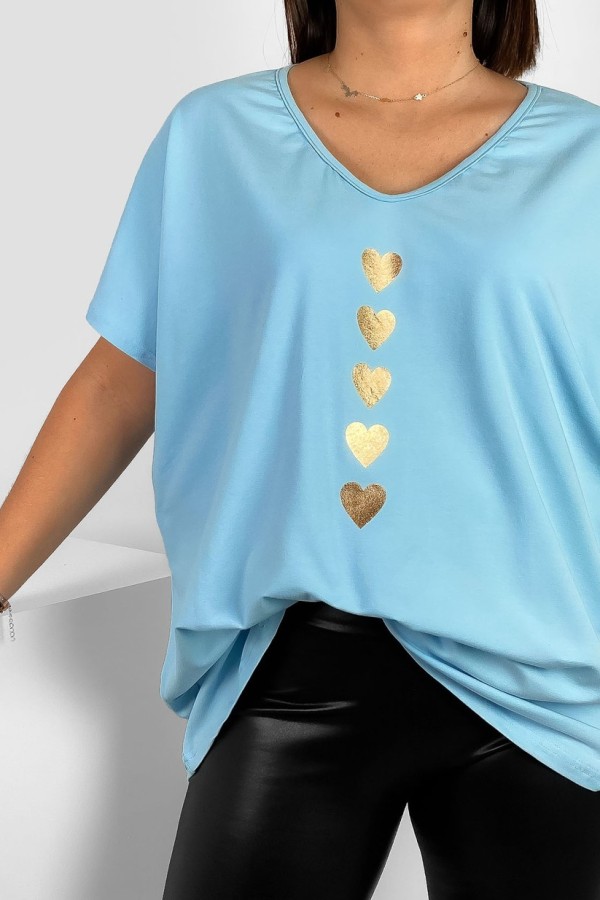 Bluzka damska T-shirt plus size w kolorze błękitnym złoty nadruk serduszka 1