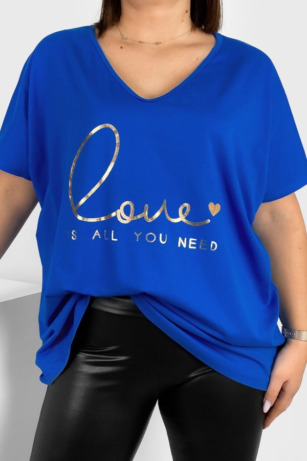 Bluzka damska T-shirt plus size w kolorze niebieskim złote napisy Love
