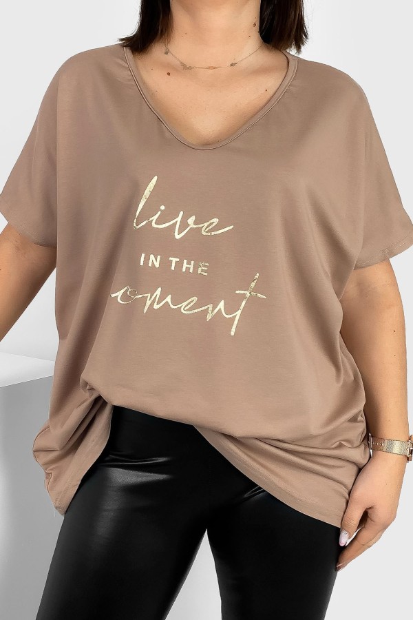 Bluzka damska T-shirt plus size w kolorze beżowym złote napisy Moment