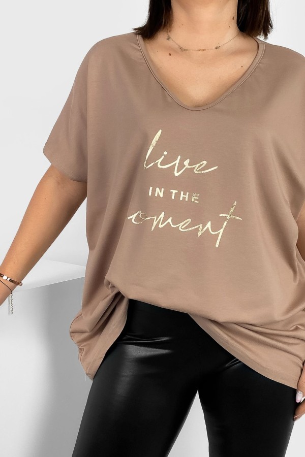 Bluzka damska T-shirt plus size w kolorze beżowym złote napisy Moment 1