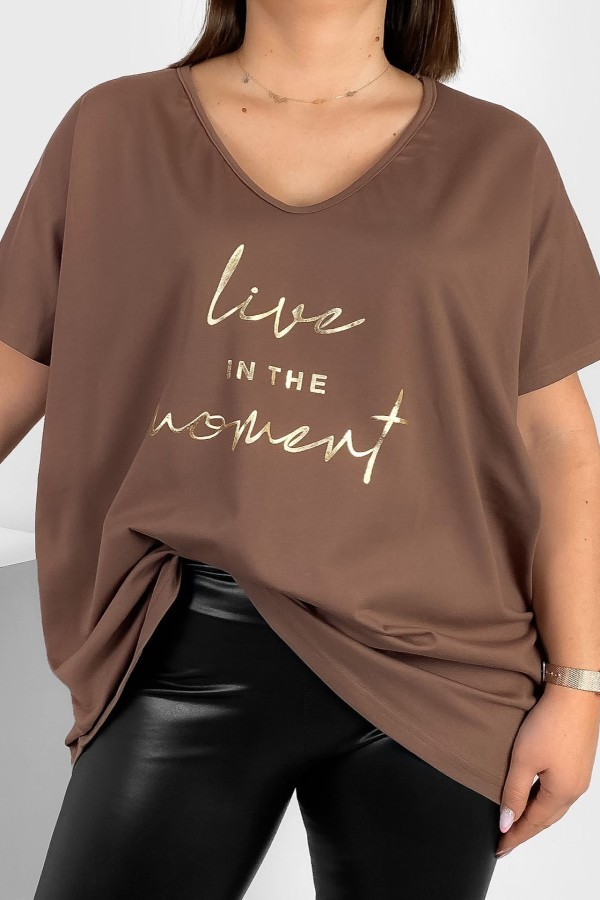 Bluzka damska T-shirt plus size w kolorze brązowym złote napisy Moment