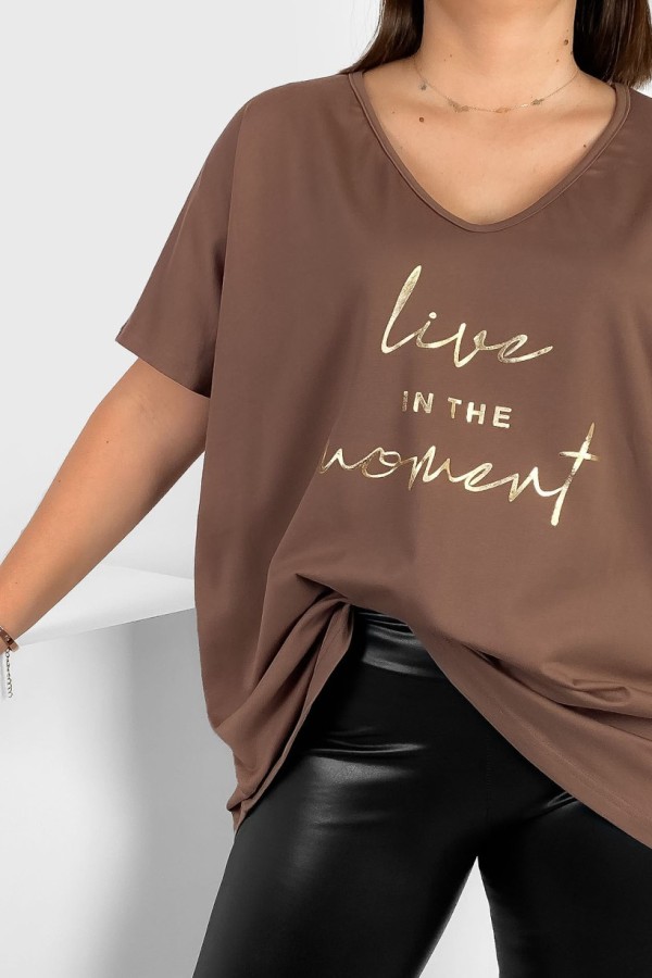 Bluzka damska T-shirt plus size w kolorze brązowym złote napisy Moment 1