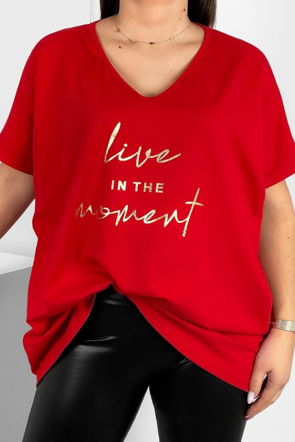 Bluzka damska T-shirt plus size w kolorze czerwonym złote napisy Moment 2