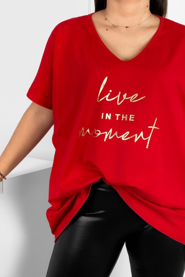 Bluzka damska T-shirt plus size w kolorze czerwonym złote napisy Moment 1