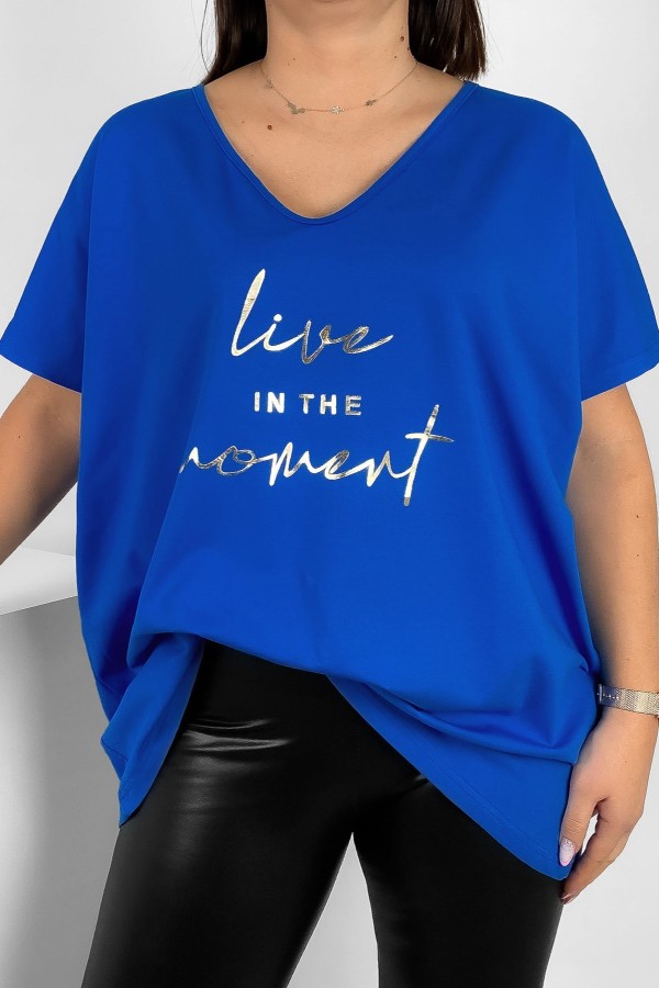 Bluzka damska T-shirt plus size w kolorze niebieskim złote napisy Moment
