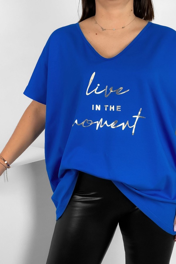 Bluzka damska T-shirt plus size w kolorze niebieskim złote napisy Moment 1