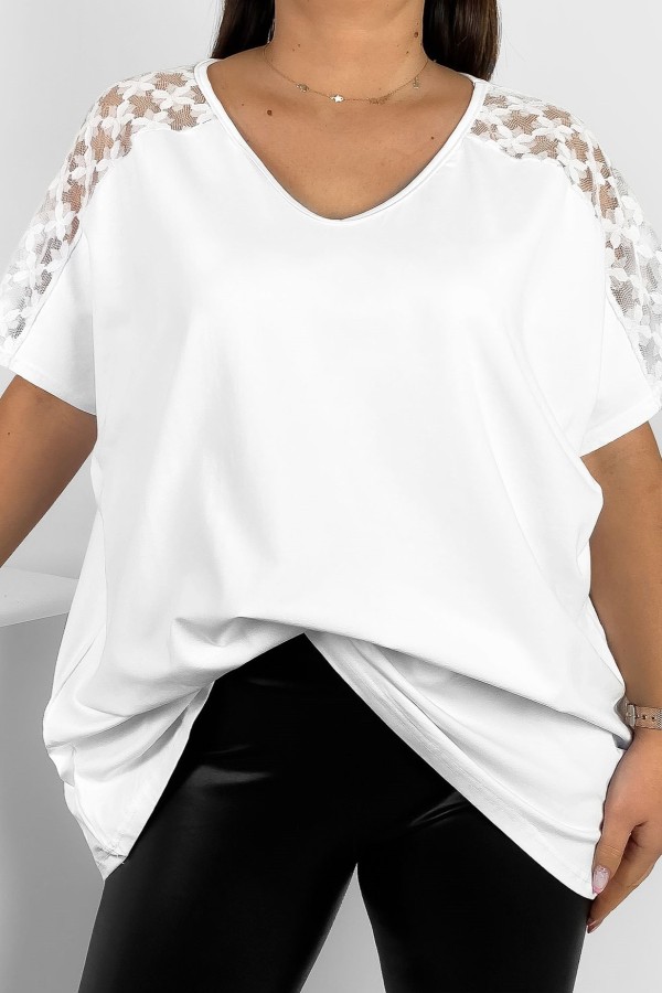 Bluzka damska plus size w kolorze białym koronkowe ramiona V dekolt