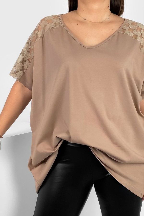 Bluzka damska plus size w kolorze beżowym koronkowe ramiona V dekolt 1