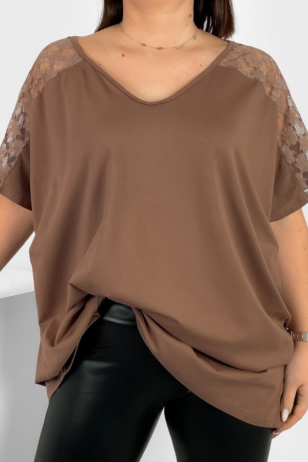 Bluzka damska plus size w kolorze brązowym koronkowe ramiona V dekolt 2