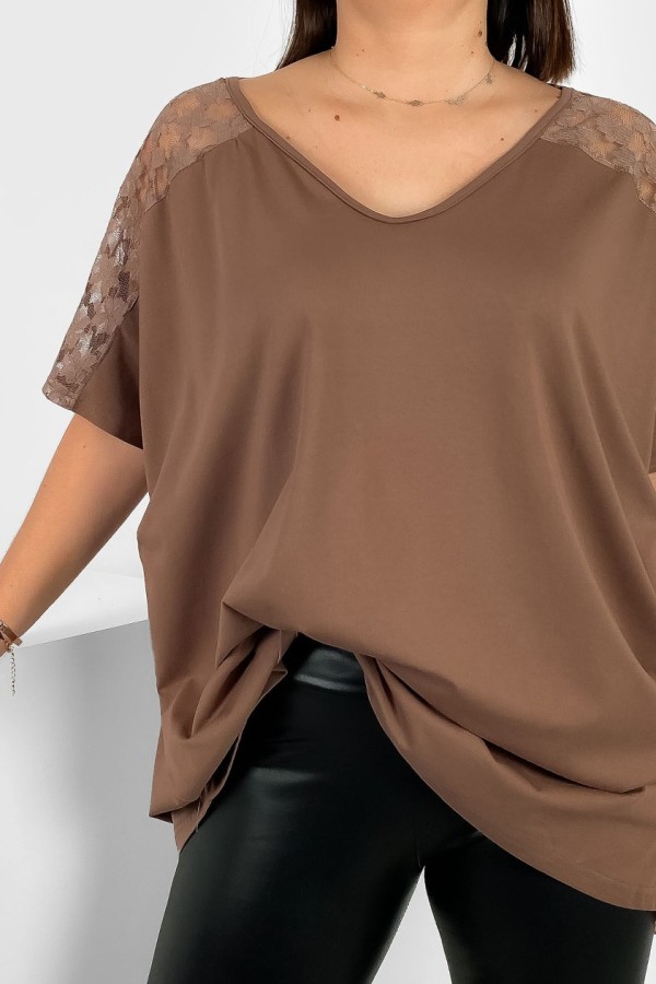 Bluzka damska plus size w kolorze brązowym koronkowe ramiona V dekolt 1