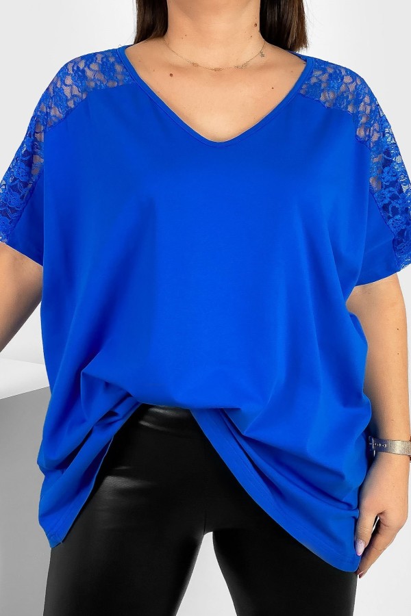 Bluzka damska plus size w kolorze kobaltowym koronkowe ramiona V dekolt