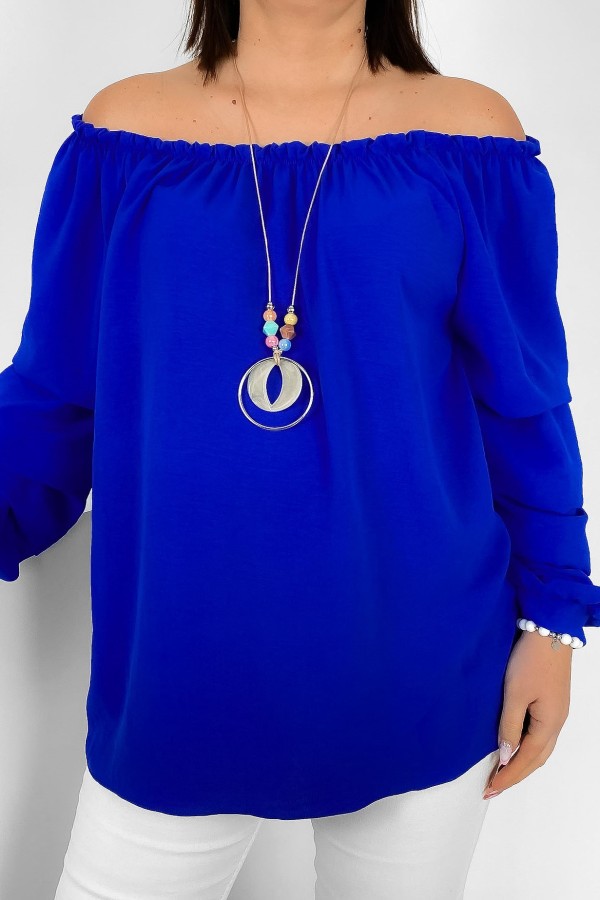 Bluzka hiszpanka plus size rękawy falbany kobaltowa z naszyjnikiem Jennifer