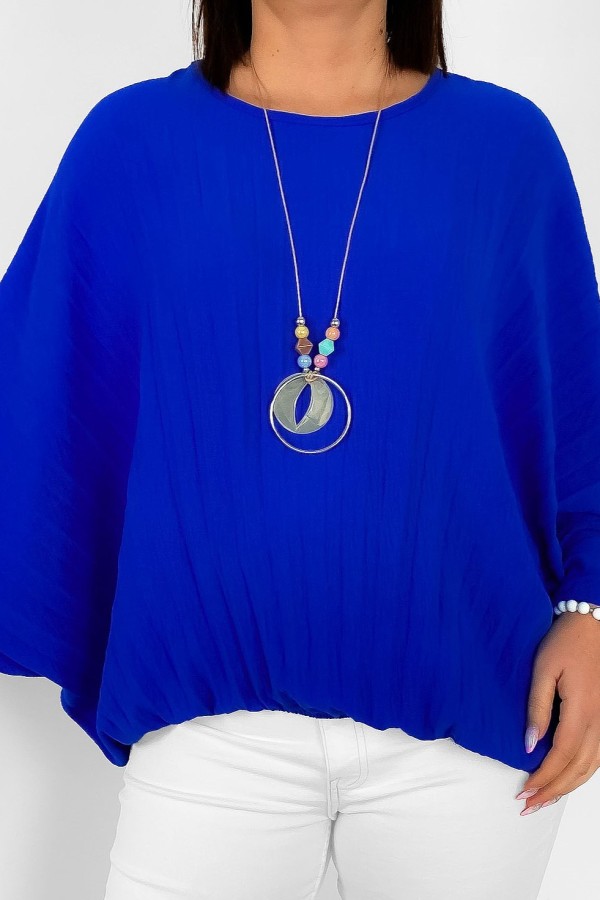 Mega oversize plisowana bluzka z gumką kobaltowa z naszyjnikiem Iruna