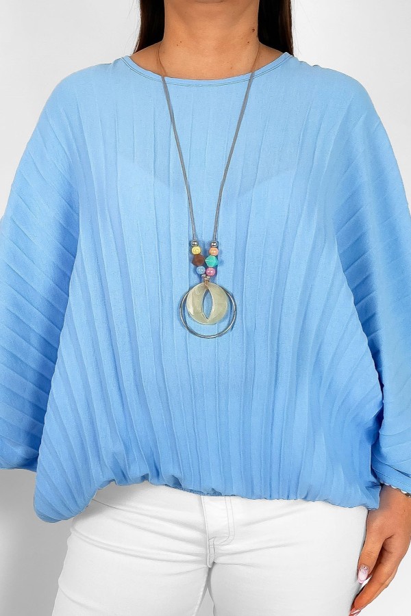 Mega oversize plisowana bluzka z gumką błękitna z naszyjnikiem Iruna