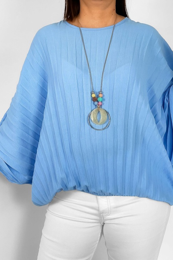 Mega oversize plisowana bluzka z gumką błękitna z naszyjnikiem Iruna 2