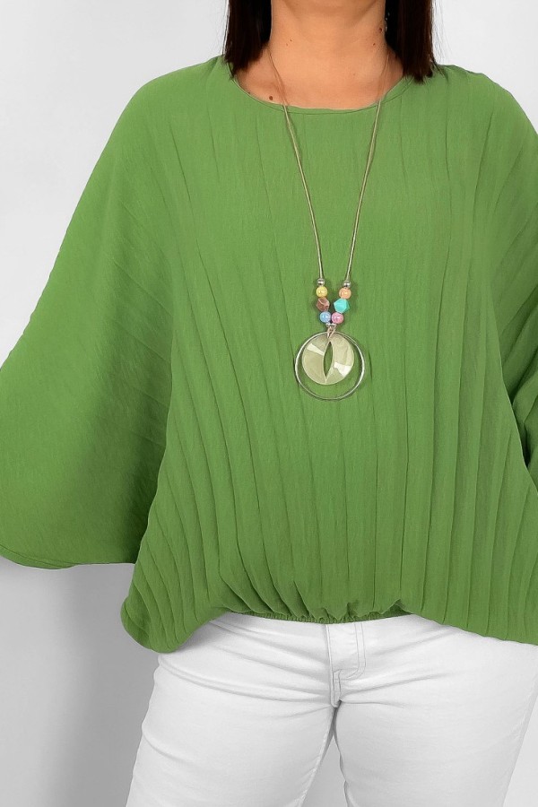 Mega oversize plisowana bluzka z gumką oliwkowa z naszyjnikiem Iruna 2