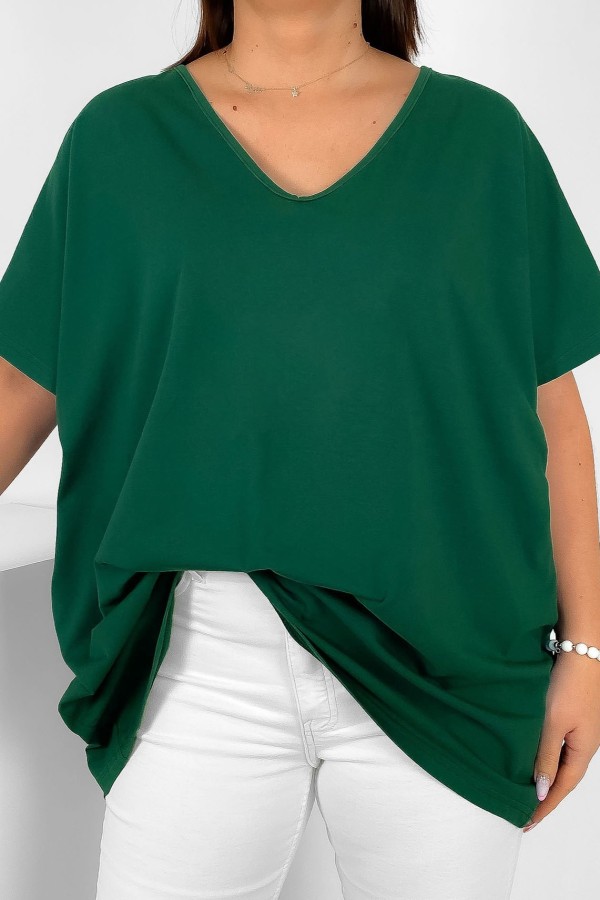 T-shirt damski plus size gładki w kolorze butelkowej zieleni dekolt w serek V-neck Sonja