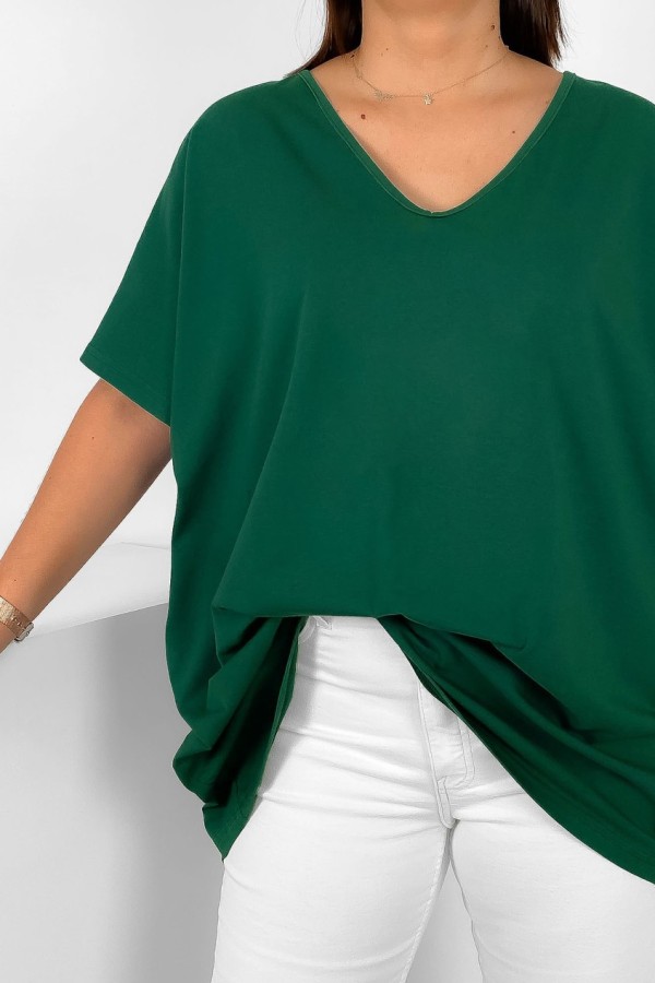 T-shirt damski plus size gładki w kolorze butelkowej zieleni dekolt w serek V-neck FOXI 1