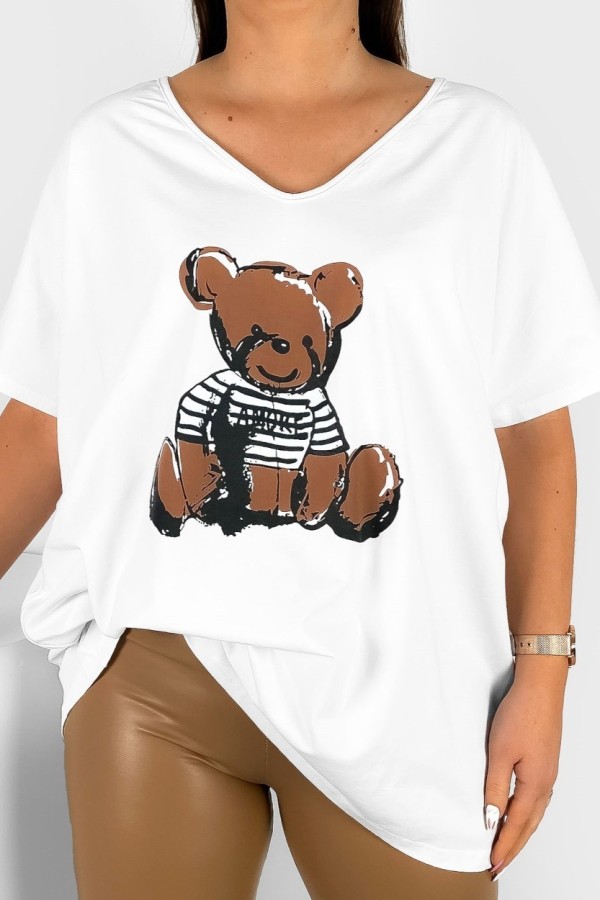 Bluzka damska T-shirt plus size w kolorze białym nadruk miś teddy