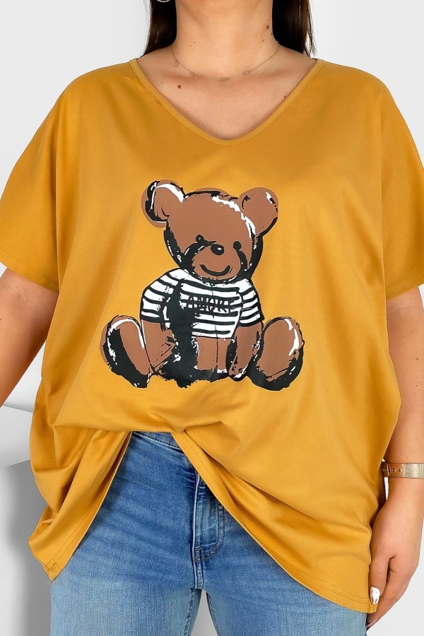 Bluzka damska T-shirt plus size w kolorze miodowym nadruk miś teddy