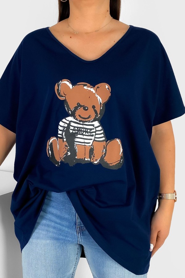 Bluzka damska T-shirt plus size w kolorze granatowym nadruk miś teddy