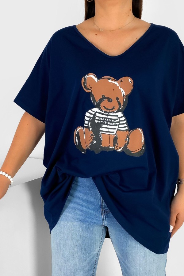 Bluzka damska T-shirt plus size w kolorze granatowym nadruk miś teddy 1