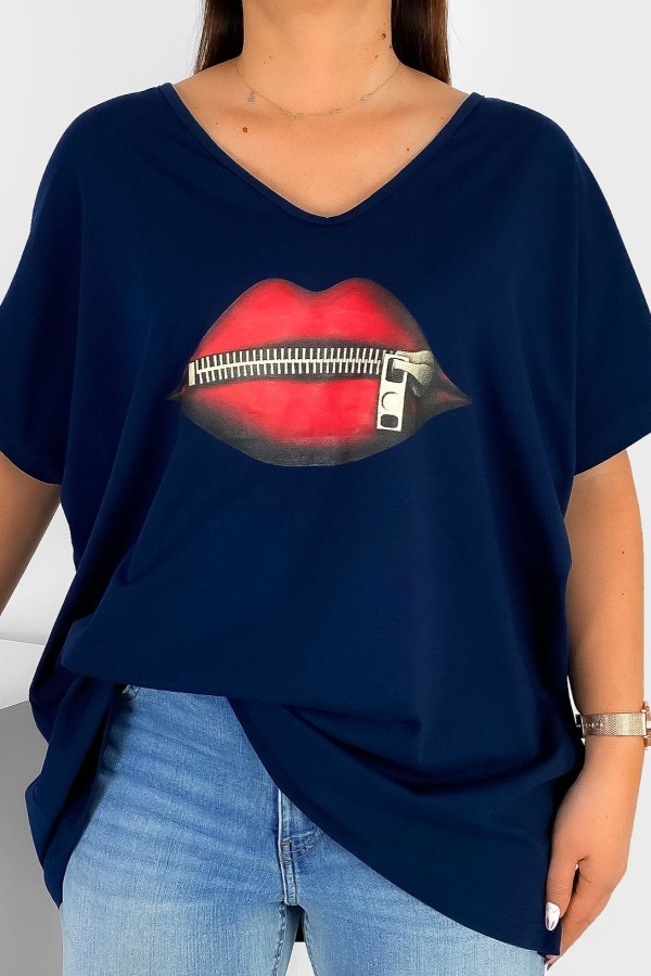 Bluzka damska T-shirt plus size w kolorze granatowym nadruk usta lips