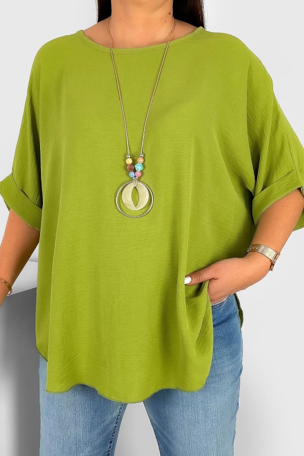 Lekka bluzka plus size w kolorze oliwkowym oversize z naszyjnikiem Stella