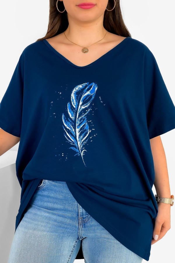 Bluzka damska T-shirt plus size w kolorze granatowym nadruk piórko blue