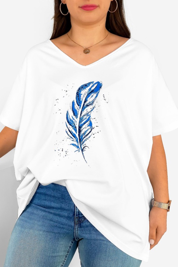 Bluzka damska T-shirt plus size w kolorze białym nadruk piórko blue