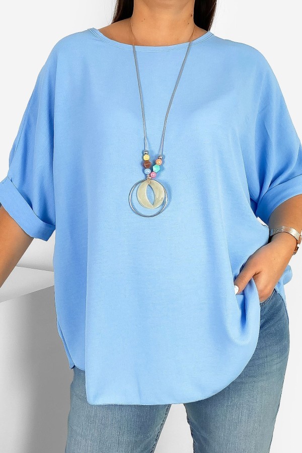 Lekka bluzka plus size w kolorze błękitnym oversize z naszyjnikiem Stella
