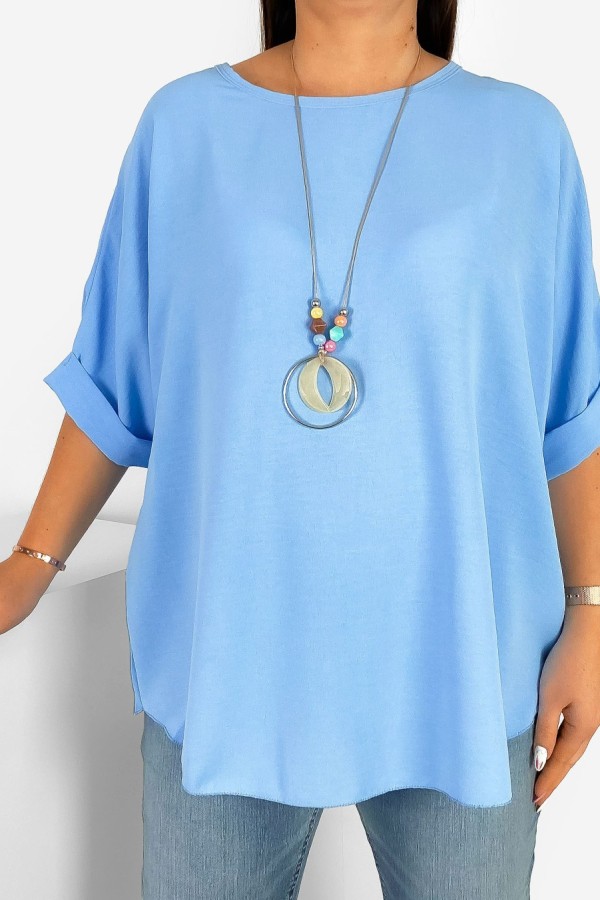 Lekka bluzka plus size w kolorze błękitnym oversize z naszyjnikiem Stella 2