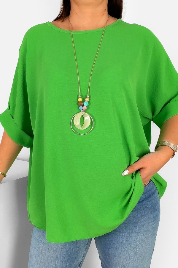 Lekka bluzka plus size w kolorze jasnej zieleni oversize z naszyjnikiem Stella