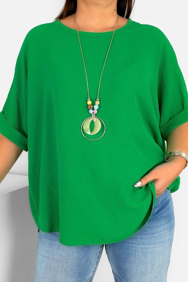 Lekka bluzka plus size w kolorze zielonym oversize z naszyjnikiem Stella