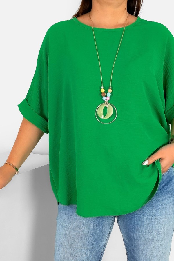 Lekka bluzka plus size w kolorze zielonym oversize z naszyjnikiem Stella 1