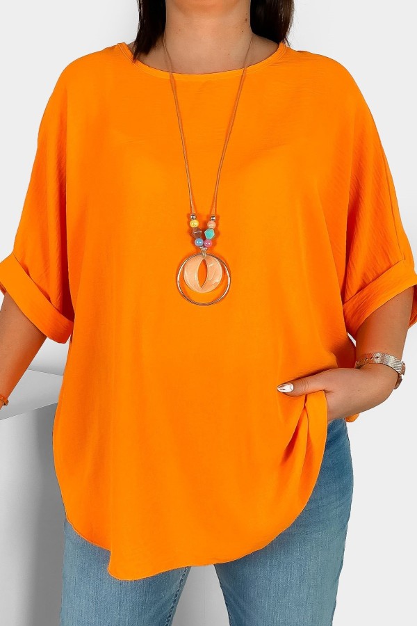 Lekka bluzka plus size w kolorze pomarańczowym oversize z naszyjnikiem Stella