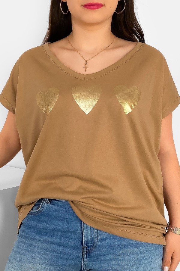 T-shirt damski plus size nietoperz dekolt w serek V-neck camelowy trzy serduszka