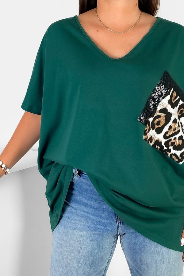 Bluzka damska T-shirt plus size w kolorze butelkowej zieleni podwójna kieszeń cekiny gepard 1