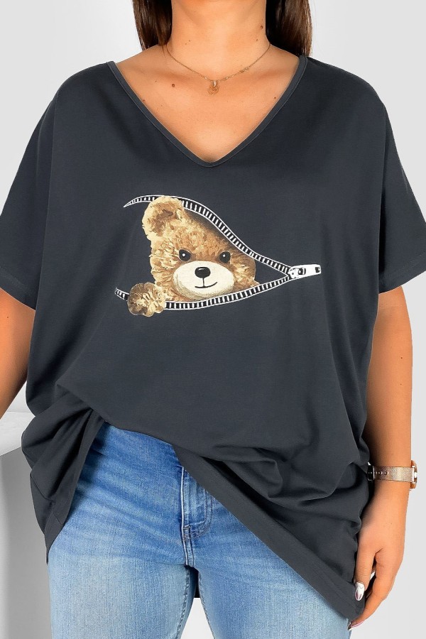 Bluzka damska T-shirt plus size w kolorze grafitowym nadruk miś teddy zip