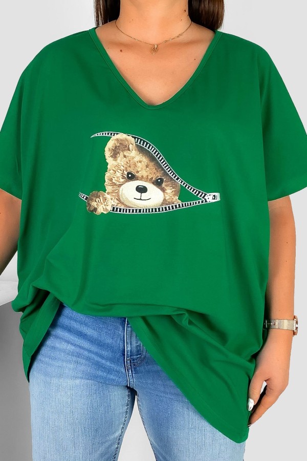 Bluzka damska T-shirt plus size w kolorze zielonym nadruk miś teddy zip