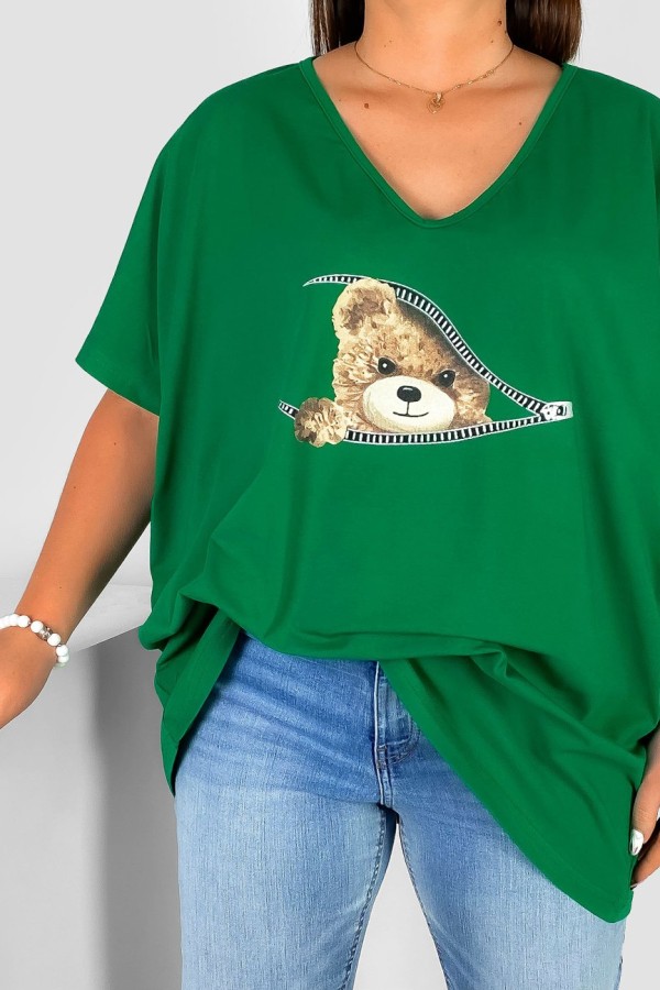 Bluzka damska T-shirt plus size w kolorze zielonym nadruk miś teddy zip 1