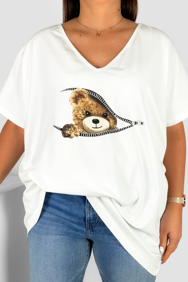 Bluzka damska T-shirt plus size w kolorze ecru nadruk miś teddy zip