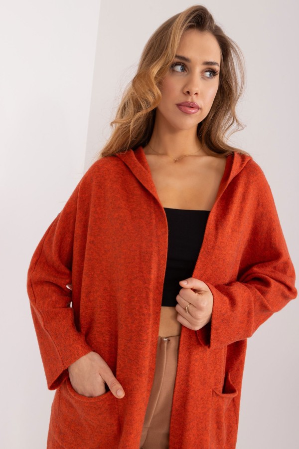 Sweter damski oversize w kolorze ceglastym narzutka milutki kardigan z kapturem Twist 4