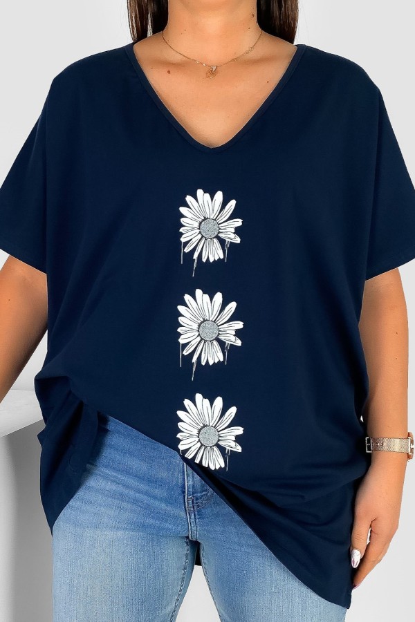 Bluzka damska T-shirt plus size w kolorze granatowym nadruk trzy stokrotki