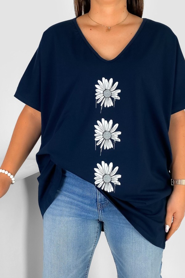 Bluzka damska T-shirt plus size w kolorze granatowym nadruk trzy stokrotki 1