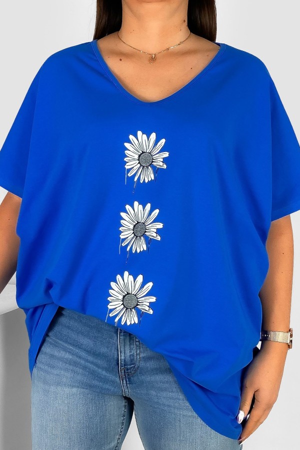 Bluzka damska T-shirt plus size w kolorze chabrowym nadruk trzy stokrotki