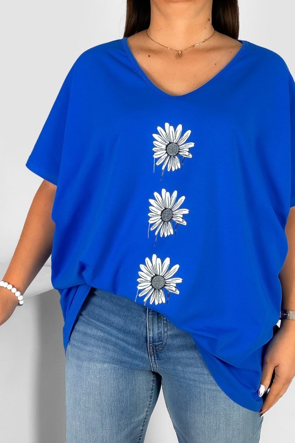Bluzka damska T-shirt plus size w kolorze chabrowym nadruk trzy stokrotki 1