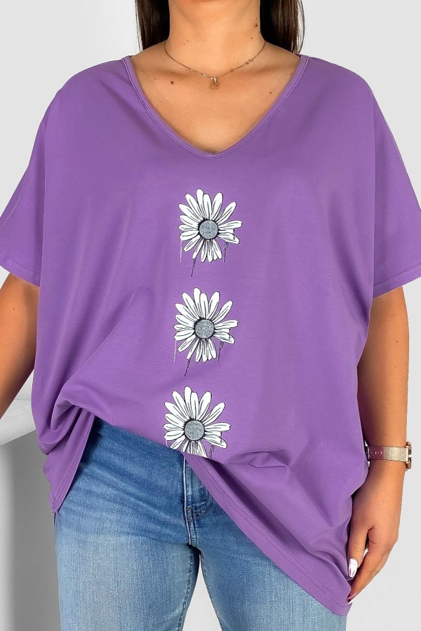 Bluzka damska T-shirt plus size w kolorze fioletowym nadruk trzy stokrotki