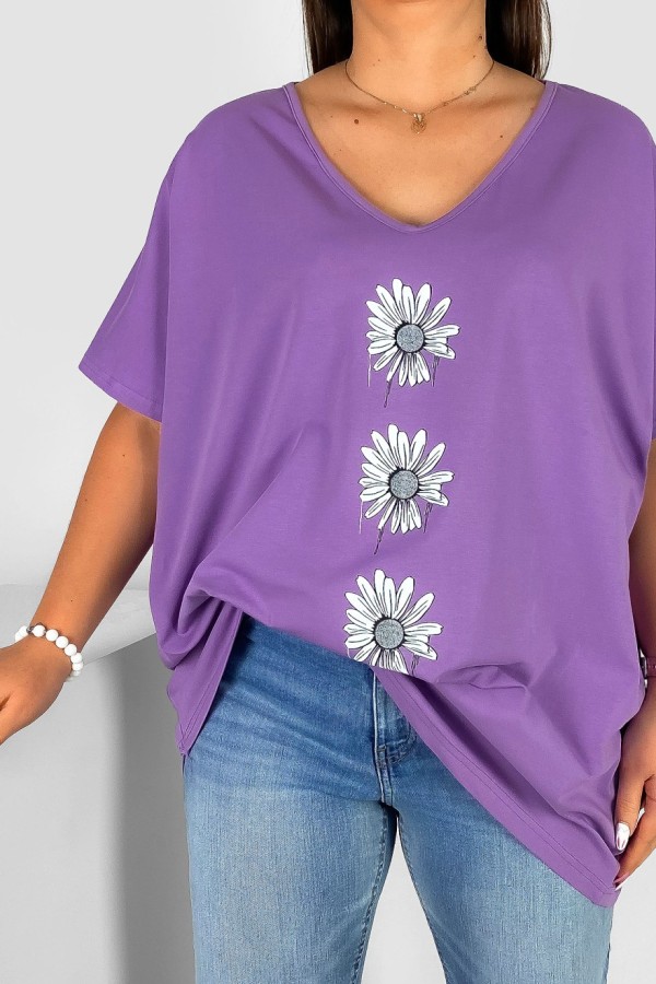 Bluzka damska T-shirt plus size w kolorze fioletowym nadruk trzy stokrotki 1